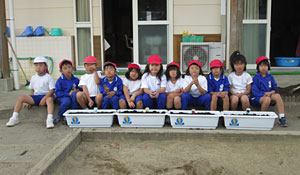 チューリップを植えたプランターと那賀町立相生小学校の児童達の画像