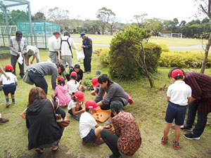 大崎町立大丸小学校で、チューリップを植栽している画像