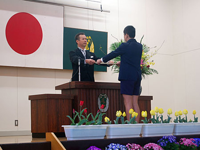 阿久根市立尾崎小学校から届いた、チューリップが咲いた壇上での卒業証書授与式の画像