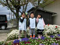 たくさんの花と松阪市立てい水幼稚園の園児達の画像