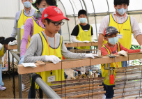 ２日目、松苗畑の横のハウスで竹簀作り